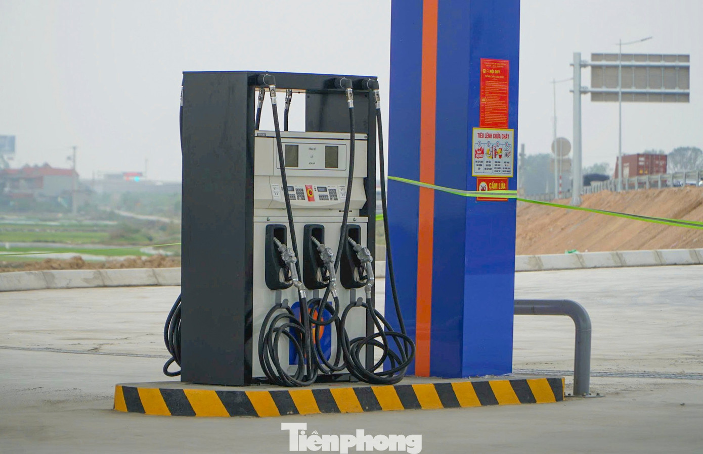 Ngoài việc bố trí các điểm nghỉ ngơi, nhà vệ sinh, tại trạm dừng nghỉ còn có 2 cây xăng trên 2 chiều đối xứng để các tài xế tiếp nhiên liệu cho phương tiện. tp-13.jpg