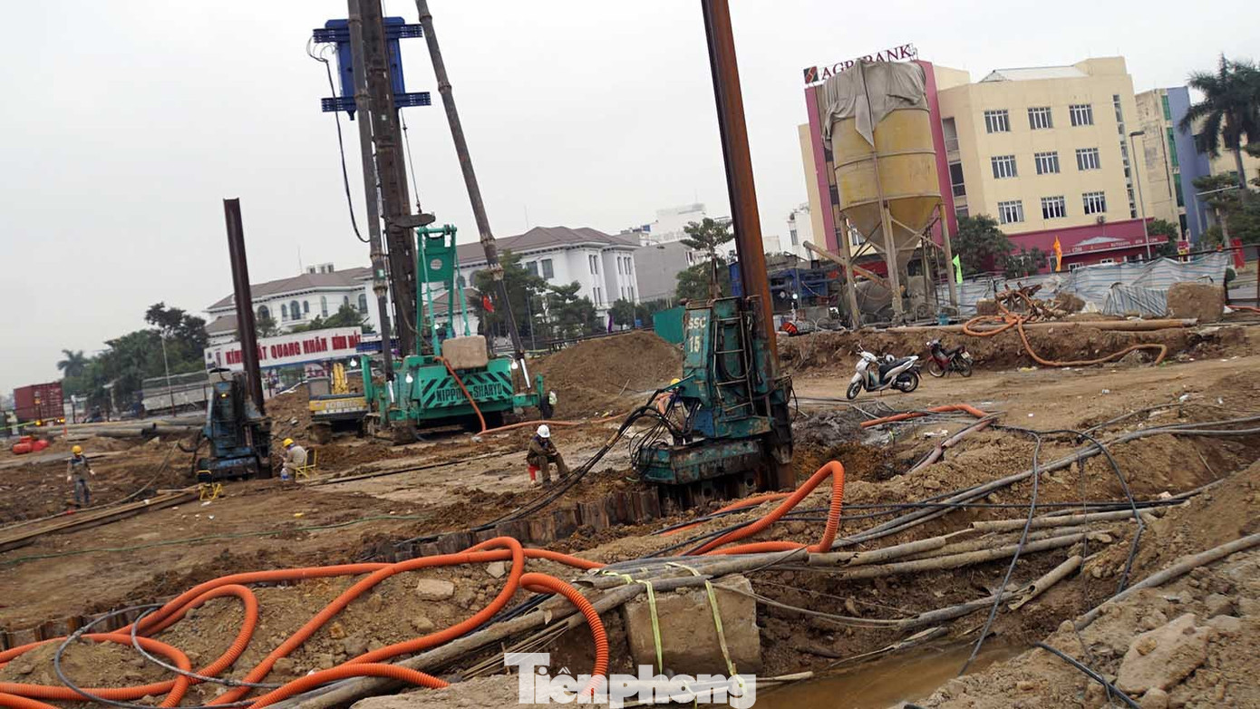 Dự án xây dựng nút giao thông Bùi Viện - Lê Hồng Phong được TP. Hải Phòng rót hơn 700 tỷ đồng ngân sách đầu tư, khởi công ngày 19/12/2025. Mục tiêu dự án nhằm từng bước hoàn thiện hệ thống giao thông khu vực phường Hải An, khắc phục tình trạng ùn tắc giao thông và đảm bảo an toàn giao thông (ATGT) cho phương tiện khi di chuyển qua nút giao Bùi Viện - Lê Hồng Phong - Ngô Gia Tự. tp-ham-chui-25.jpg