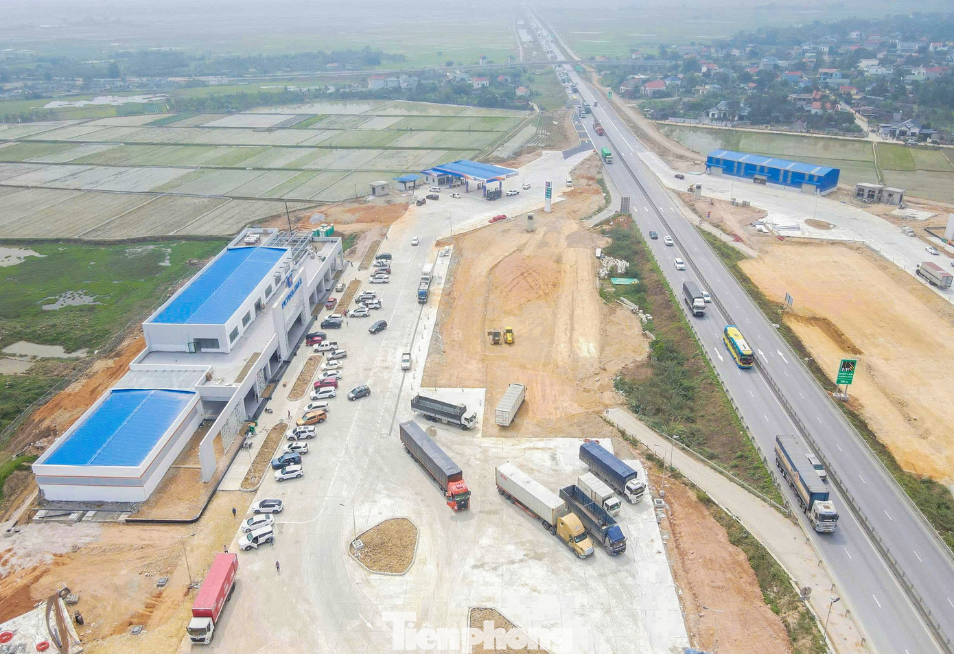 Những ngày cận Tết Nguyên đán Bính Ngọ, nhiều phương tiện đã ghé trạm dừng nghỉ để trải nghiệm dịch vụ. tp-3.jpg