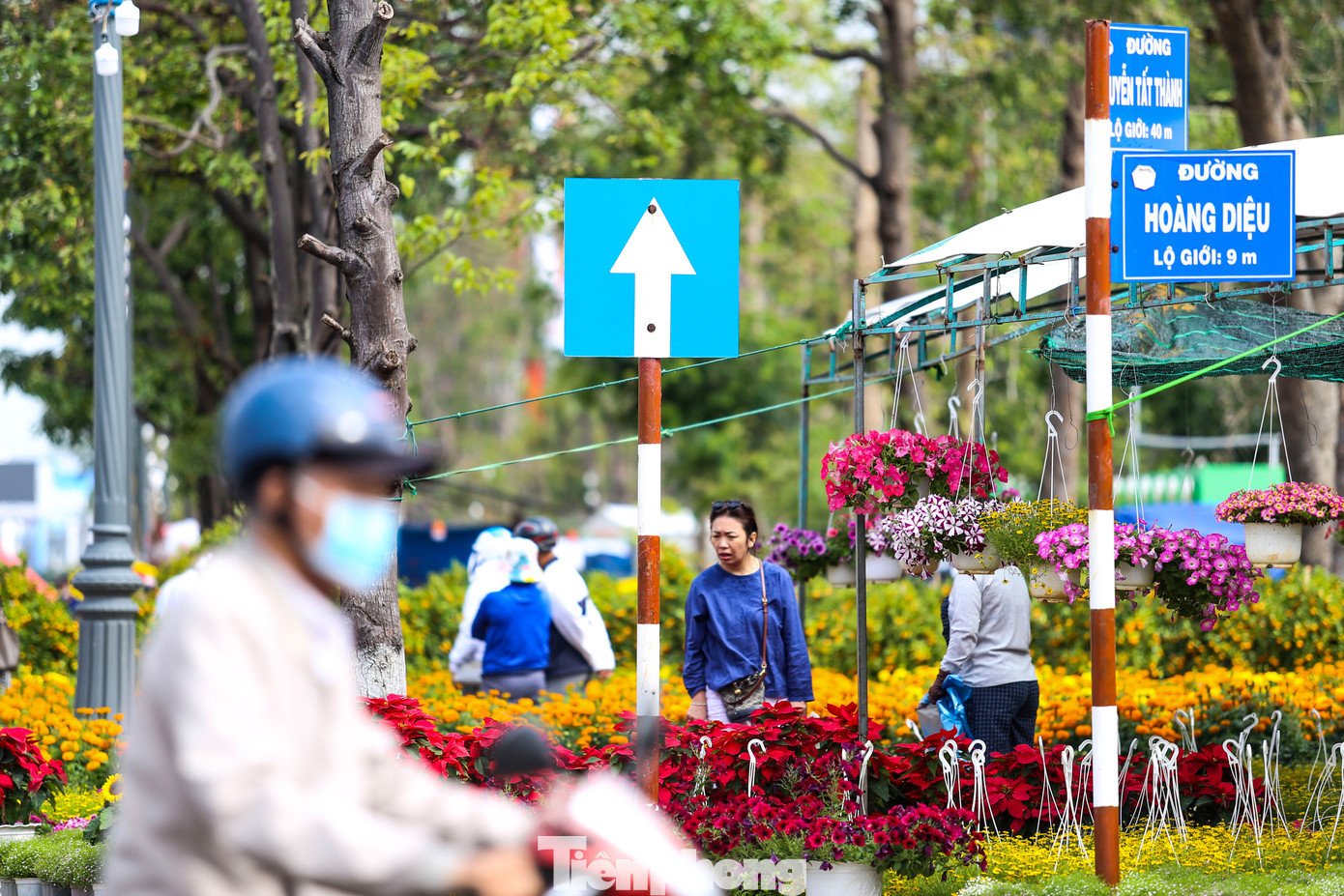 Một điểm bán hoa Tết tại góc đường Nguyễn Tất Thành - Hoàng Diệu. tp-c_img-5009.jpg