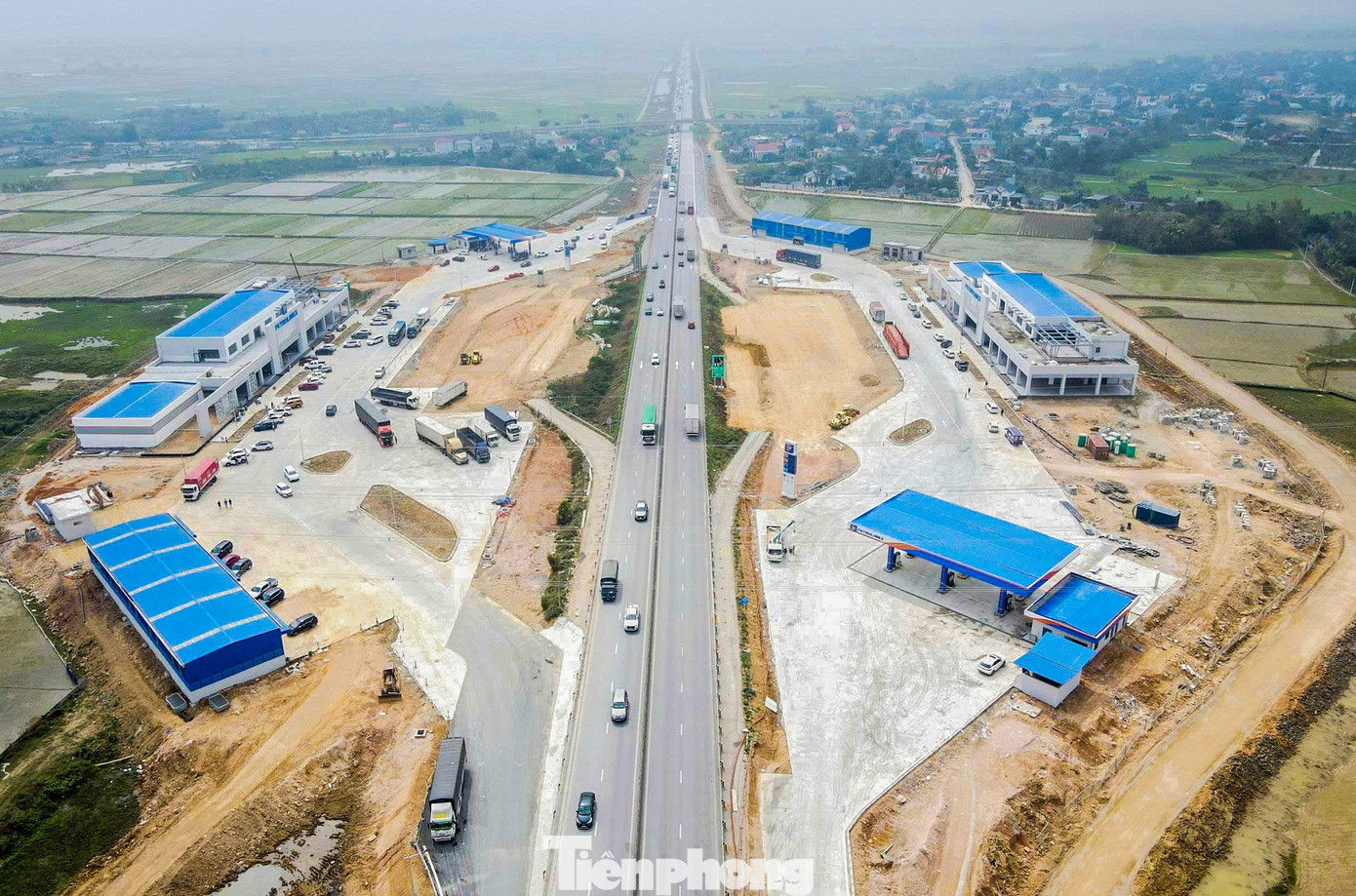 Được khởi công vào tháng 7/2025, dự án đầu tư xây dựng và vận hành trạm dừng nghỉ Km 329+700 thuộc cao tốc Mai Sơn - Quốc lộ 45 tại phường Đông Sơn, tỉnh Thanh Hóa đang trong quá trình hoàn thiện. Đây là dự án trạm dừng nghỉ đầu tiên trên cao tốc Bắc - Nam, đoạn qua địa bàn tỉnh Thanh Hóa ; tổng diện tích mặt bằng gần 12ha, gồm 2 trạm đối xứng. tp-1.jpg