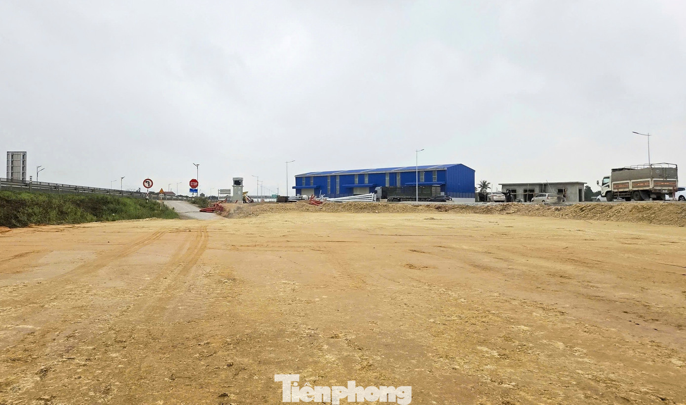 Hạng mục đường ra vào chưa hoàn thiện. tp-9.jpg