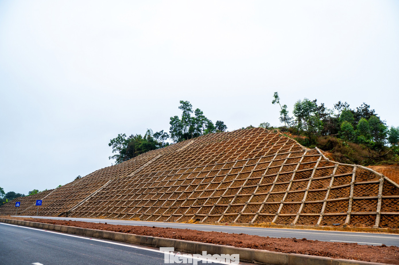 Theo đại diện Sở Xây dựng tỉnh Lạng Sơn, thời điểm khó khăn nhất là giai đoạn làm tuyến đường mới với điều kiện phải phá núi, đắp đường một hạ độ cao trong khi nhiều đoạn khác phải bù đất để tạo nền đường. Nhiều khu vực thường xuyên xảy ra sạt lở nên chủ đầu tư và các nhà thầu vừa thi công vừa gia cố taluy bằng nhiều phương pháp khác nhau. tp-quocnam-z62-9742.jpg