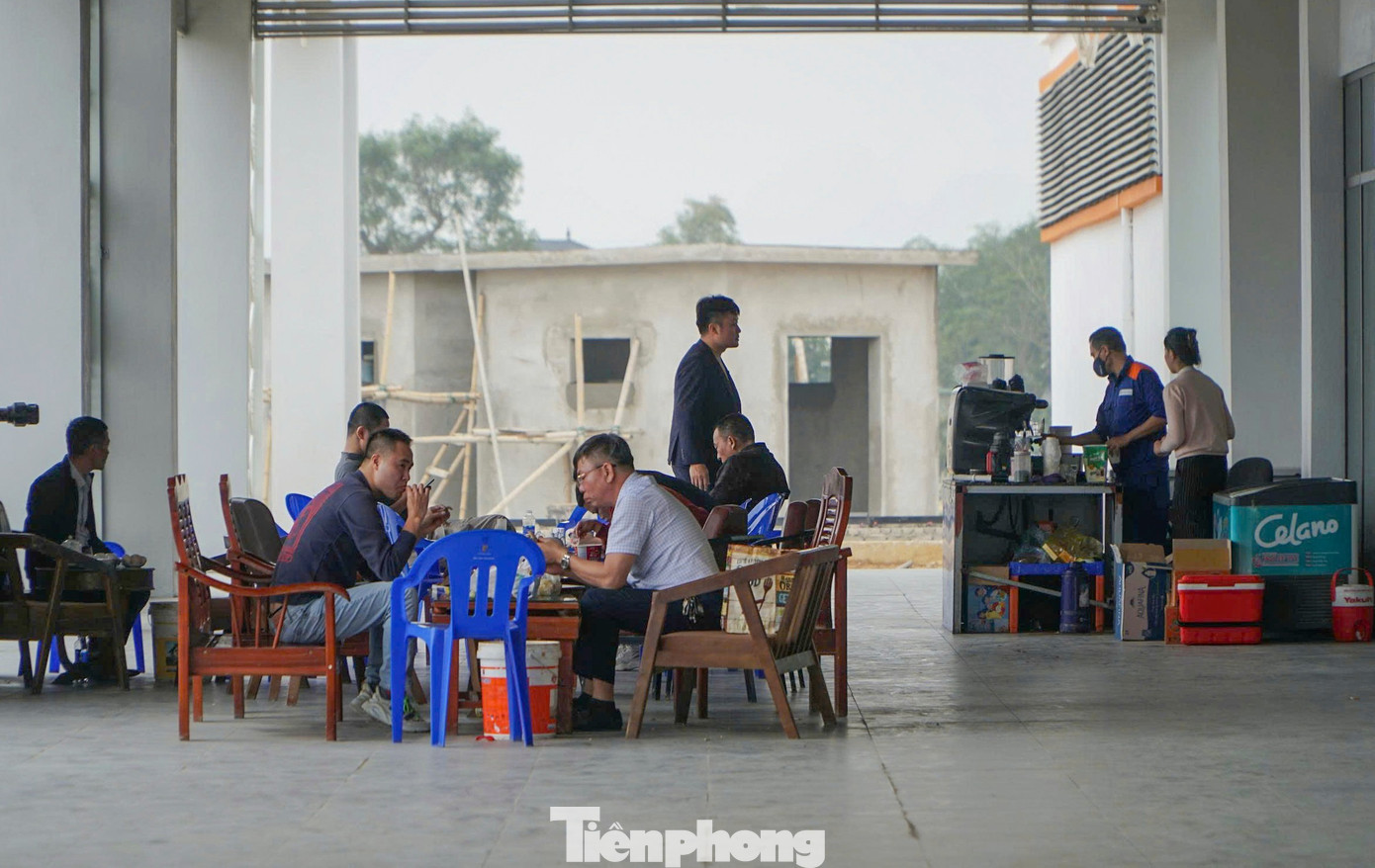 Trạm dừng nghỉ này hiện chỉ có một quầy bán nước giải khát và vài bộ bàn ghế để người dân nghỉ tạm. tp-12.jpg