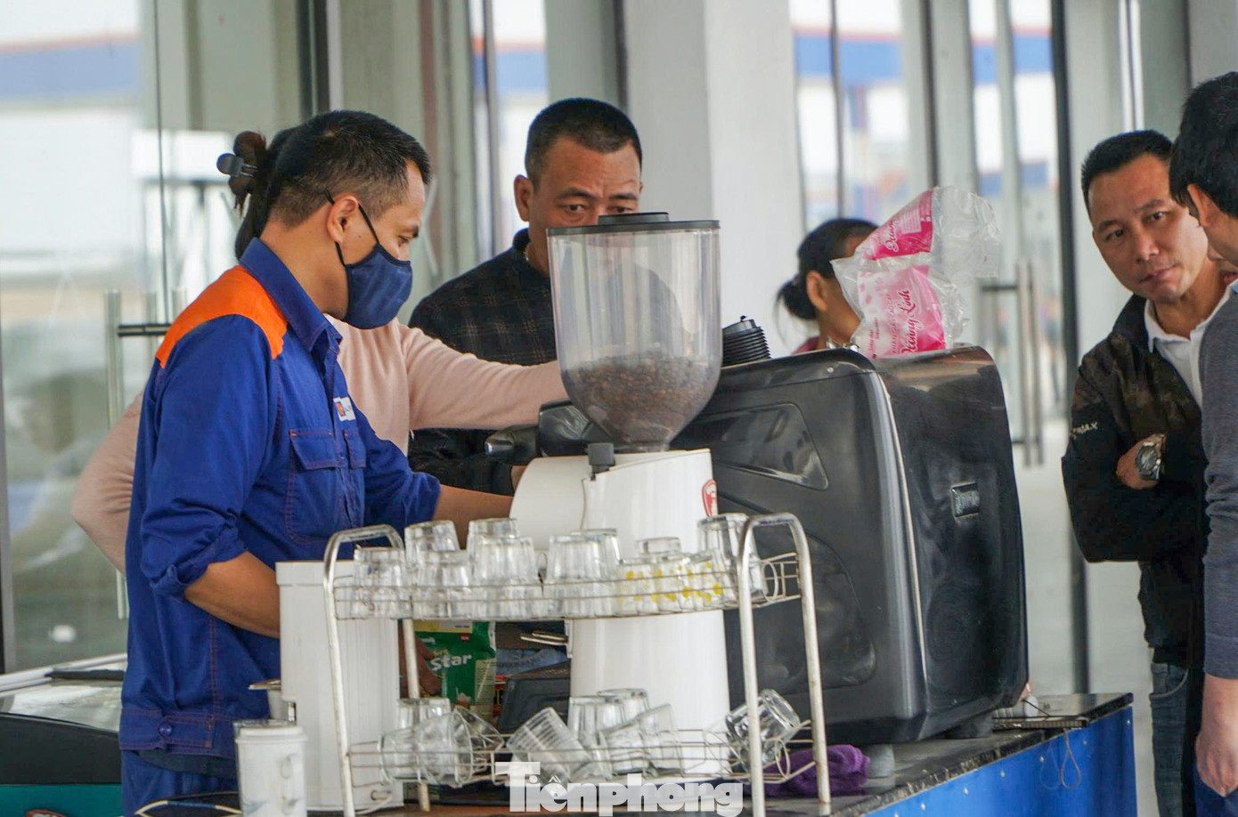 Khu vực bán nước có cà phê và một số loại nước đóng chai. Nhiều người cho biết việc đưa trạm dừng nghỉ vào khai thác dịp Tết là rất hợp lý, đáp ứng kịp thời nhu cầu của người dân khi lưu thông trên tuyến. tp-14.jpg
