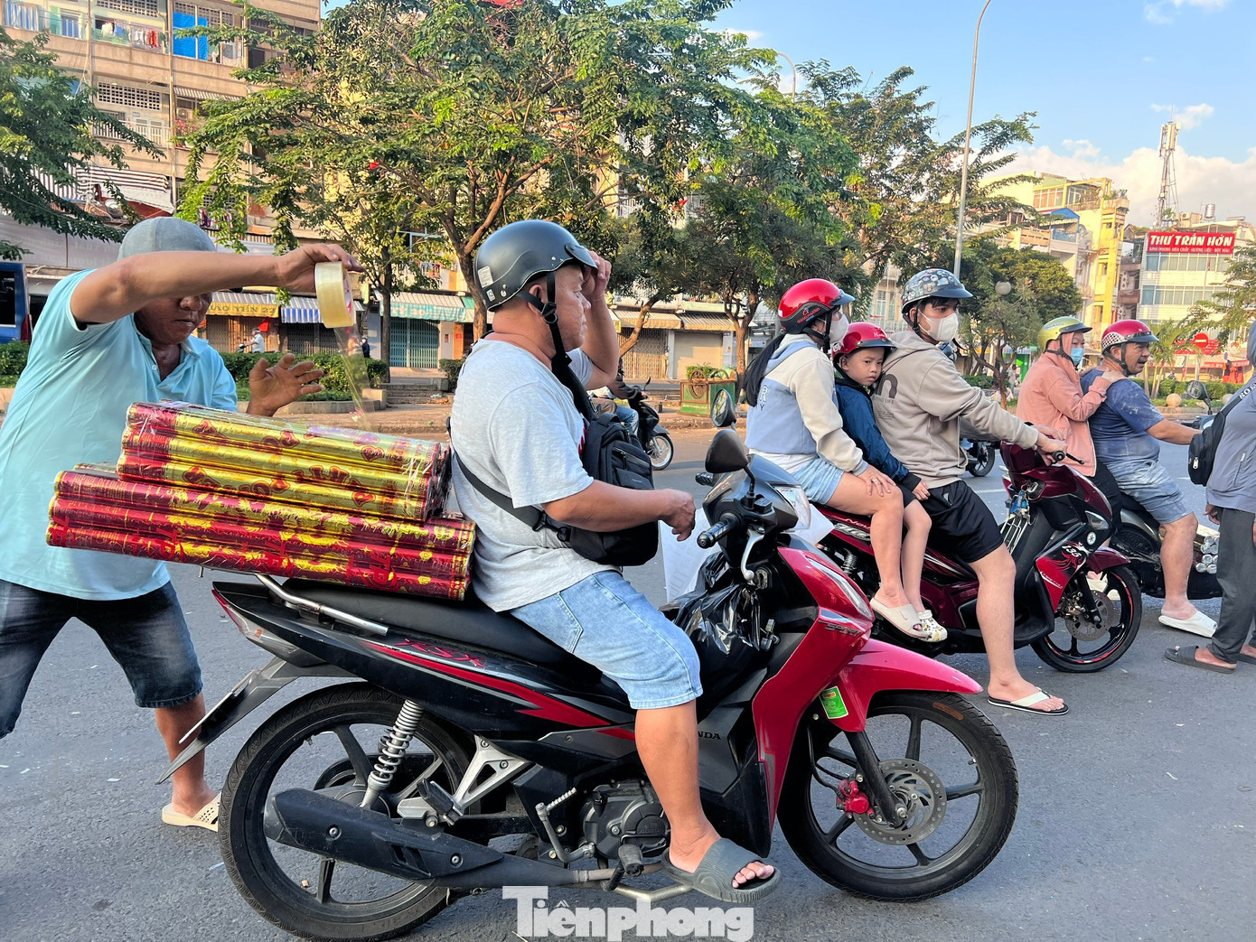 Nhiều người mua số lượng lớn để dùng trong những ngày Tết tp-phao-hoa-uyen-phuong-3.jpg