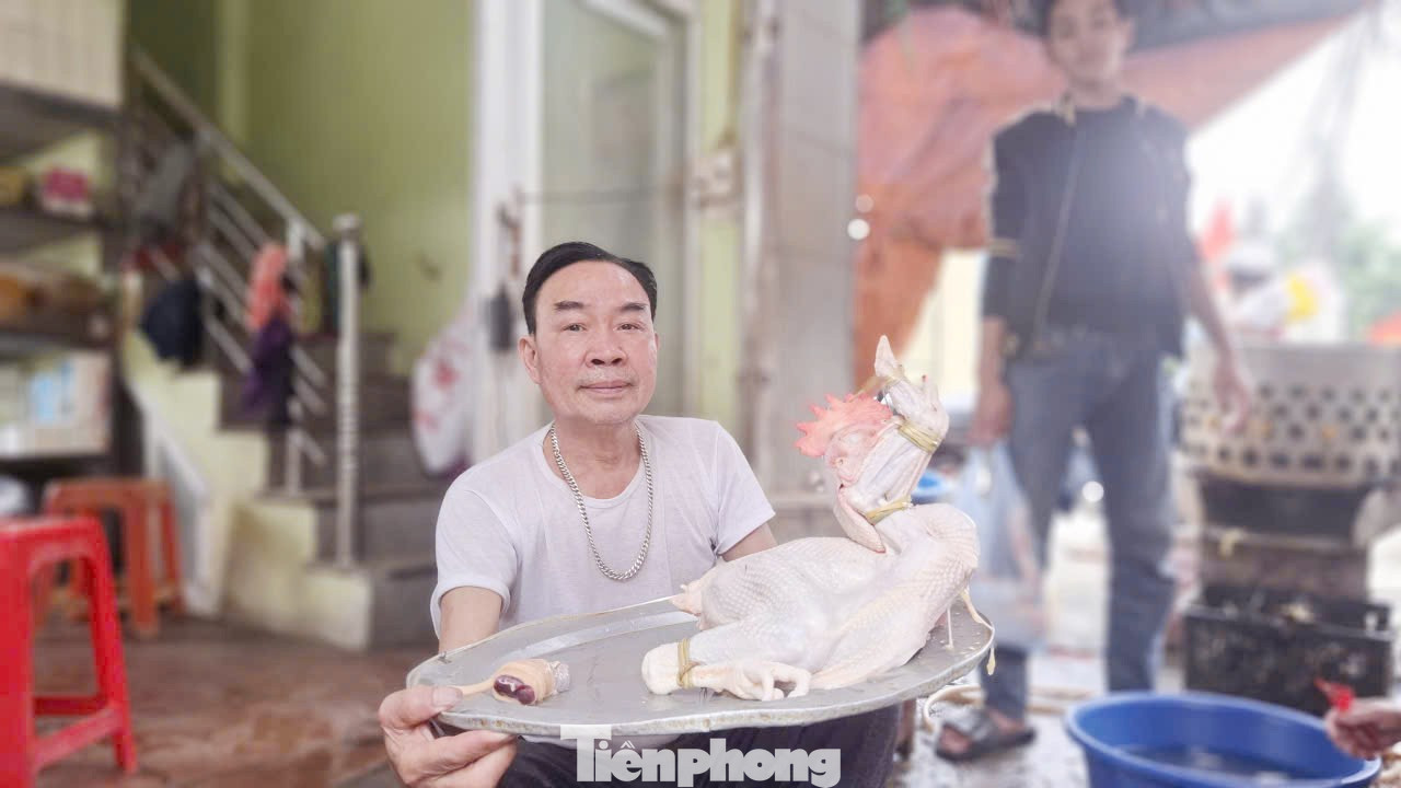 Gia đình ông Thắng thịt gà thuê từ sáng sớm đến tối muộn ngày cận Tết. Ảnh: Nguyễn Thắng tp-g2.jpg