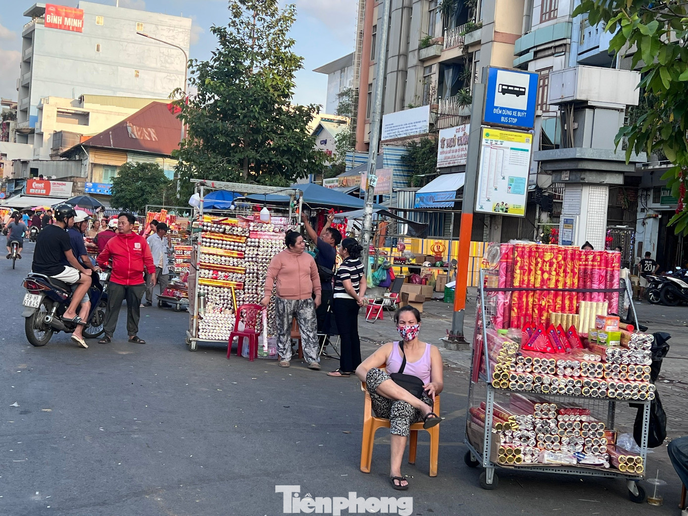 Khu chợ pháo hoa giấy kéo dài hàng trăm mét. Tiểu thương cho biết, nhiều người sau khi bày mâm cúng giao thừa mới bắt đầu đi mua pháo hoa tp-phao-hoa-uyen-phuong-2.jpg