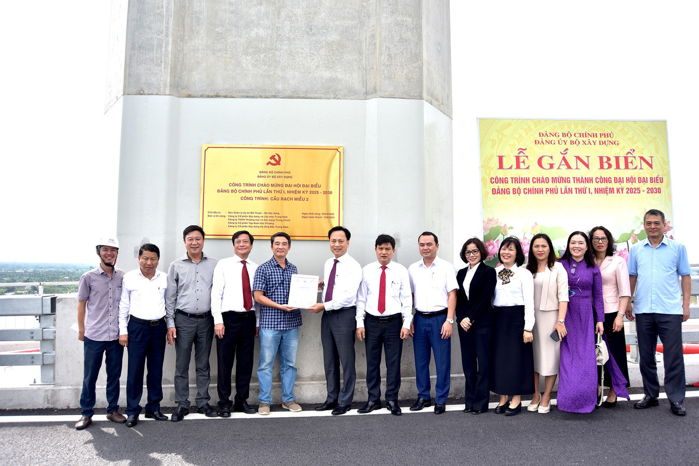 Cầu Rạch Miễu 2 và Cầu Nhơn Trạch (dự án Tân Vạn - Nhơn Trạch) được chọn gắn biển chào mừng Đại hội đại biểu Đảng bộ Chính phủ lần thứ I gan-bien.jpg