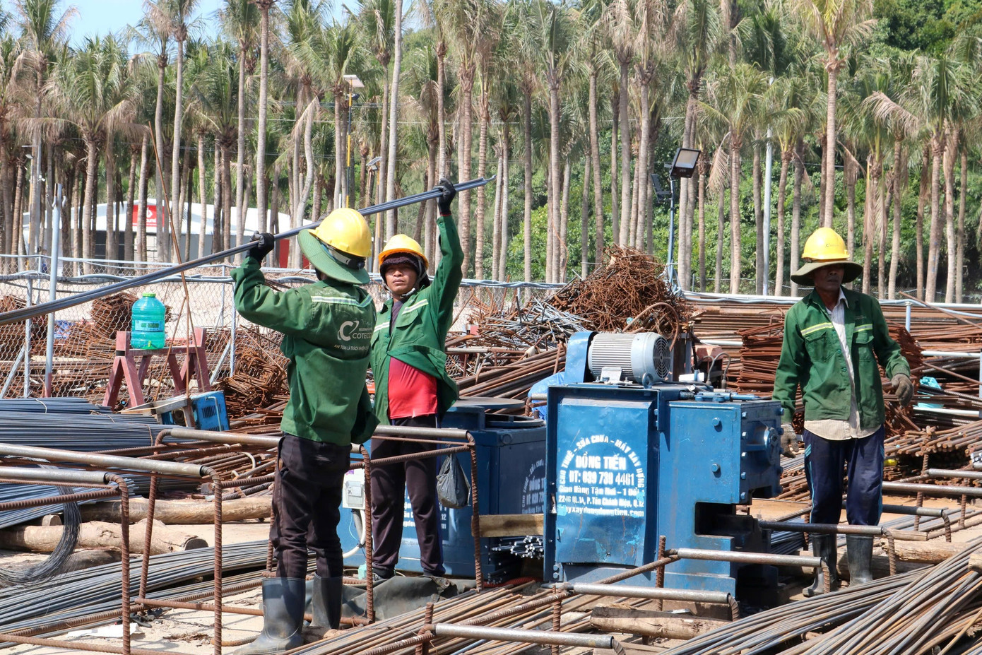 Kỹ sư, công nhân làm việc xuyên Tết để rút ngắn tiến độ các hạng mục trọng yếu phục vụ APEC 2027. z7492521358477-db223bd5af4500b49cc2ddedb96a0e9b.jpg