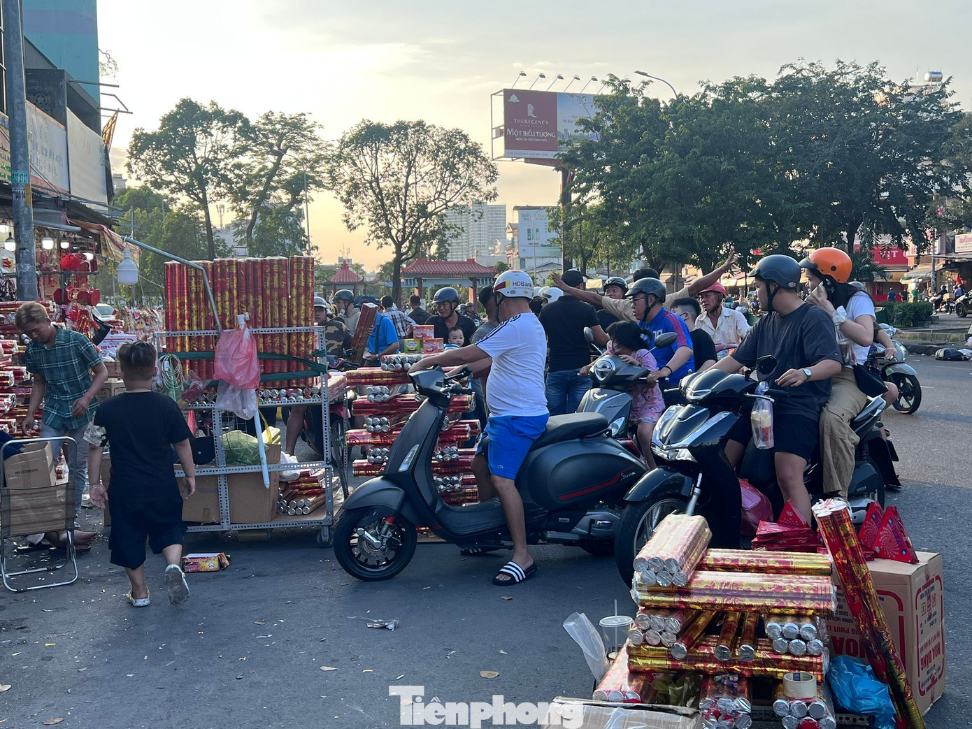 Được mệnh danh là chợ pháo hoa giấy lớn nhất TPHCM, khu chợ chỉ bán mỗi dịp lễ Tết này kéo dài hàng trăm mét dọc hai bên đường Hải Thượng Lãn Ông. Người dân khắp nơi muốn mua pháo hoa giấy giá sỉ đều tìm đến đây tp-phao-hoa-uyen-phuong-4.jpg