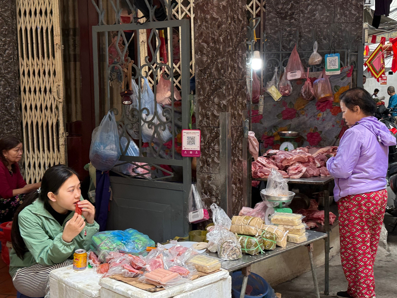 Kết thúc buổi chợ 29 Tết, nhiều thương cho biết sẽ quay lại bán hàng vào mùng 3 Tết. img-6763.jpg