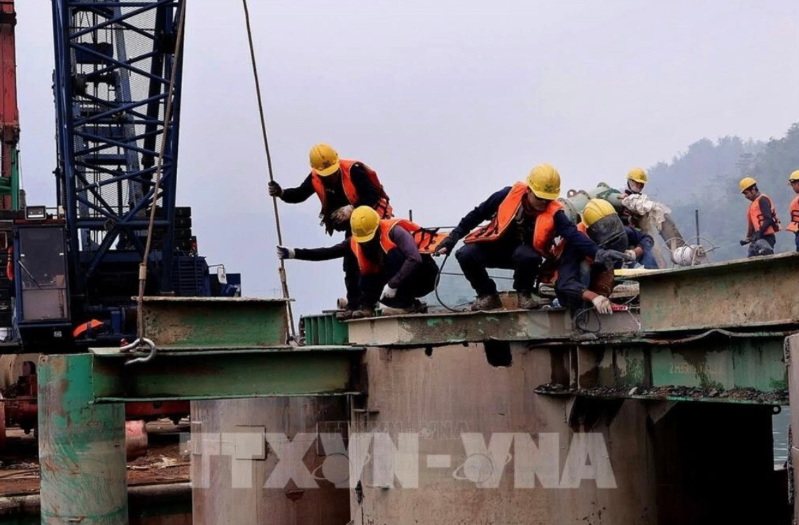 Cao tốc 10.000 tỷ khu vực Tây Bắc sở hữu cây cầu dây văng dài nhất cả nước: Thi công xuyên Tết, dự kiến vượt tiến độ 1 năm- Ảnh 1.