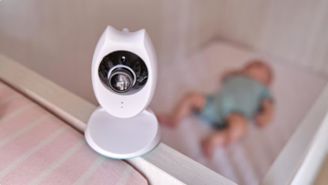Bỏ tù người giúp việc bạo hành em bé 4 tháng tuổi, liên tục dùng tay em bé đánh vào mặt đứa trẻ đáng thương
