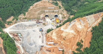 Cao tốc gần 22.000 tỷ nối liền rừng - biển nỗ lực thông xe: Hầm xuyên núi phức tạp nhất đã đào thông