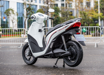 Đổi 2 xe máy xăng sang VinFast Feliz vì quảng cáo đi được 262km cùng ‘đỉnh cao’ công nghệ, chủ xe lần đầu nói thật về cảm nhận và ‘vạch rõ’ luôn con số để 'nuôi xe'