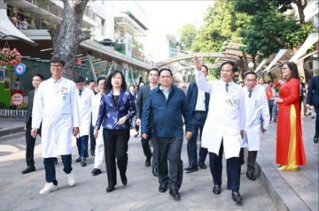 Thủ tướng kiểm tra công tác trực cấp cứu tại Bệnh viện Bạch Mai, Việt Đức