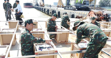 Trận địa pháo trên sà lan giữa sông Hậu