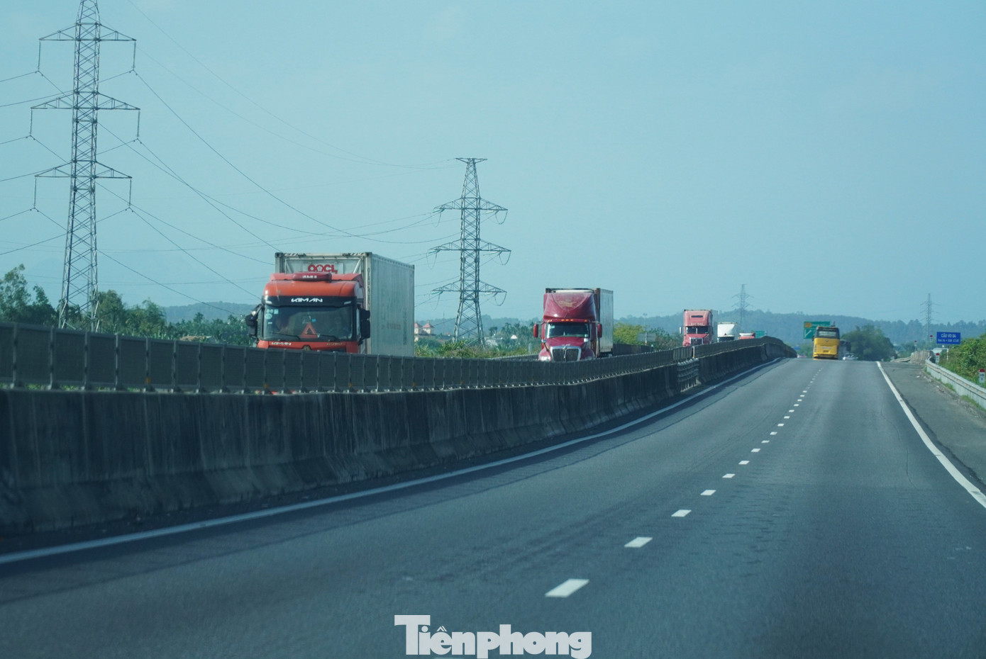 Ở chiều Bắc - Nam đa phần là các loại xe tải chở hàng, chạy chuyến cuối cùng trong năm. tp-cao-toc-3.jpg