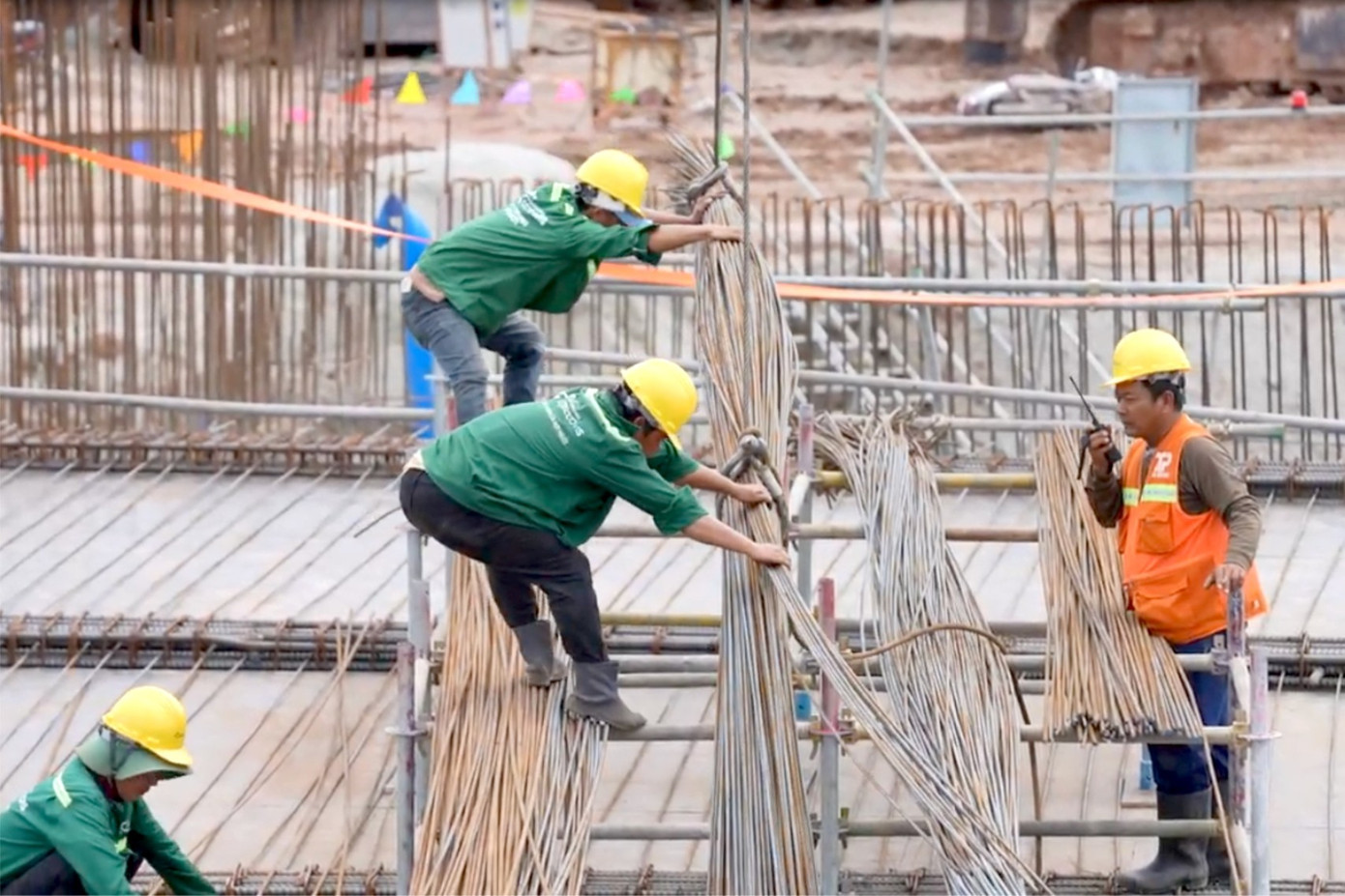 Công nhân bám trụ công trường, tăng ca xuyên Tết, đẩy nhanh tiến độ các dự án trọng điểm tại Phú Quốc. anh-chup-man-hinh-2026-02-15-luc-110829-9900.jpg
