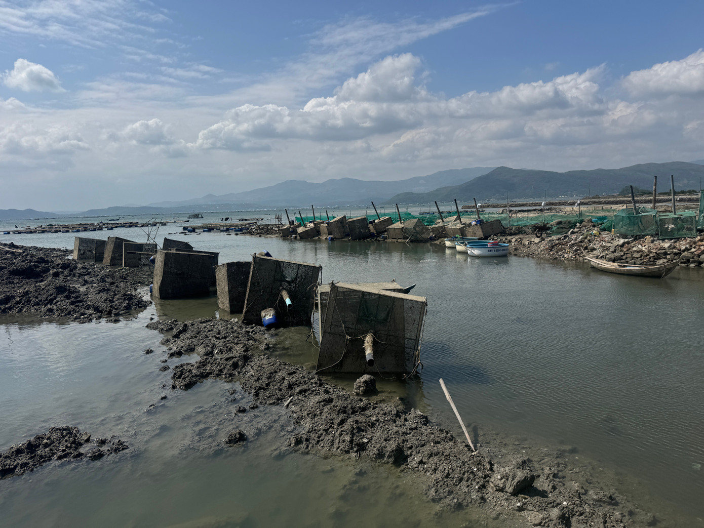 Những lồng nuôi tôm của người dân bị sóng đánh rách toạc sau trận bão lũ lịch sử. img-1097.jpg