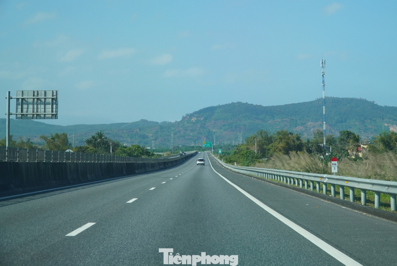 Tuyến đường cao tốc Đà Nẵng - Quảng Ngãi ngày cuối năm khá im ắng. Ở chiều từ Nam ra Bắc, chủ yếu là xe cá nhân lưu thông, nhưng cũng rất ít. Ảnh: Thanh Hiền. tp-cao-toc-11.jpg