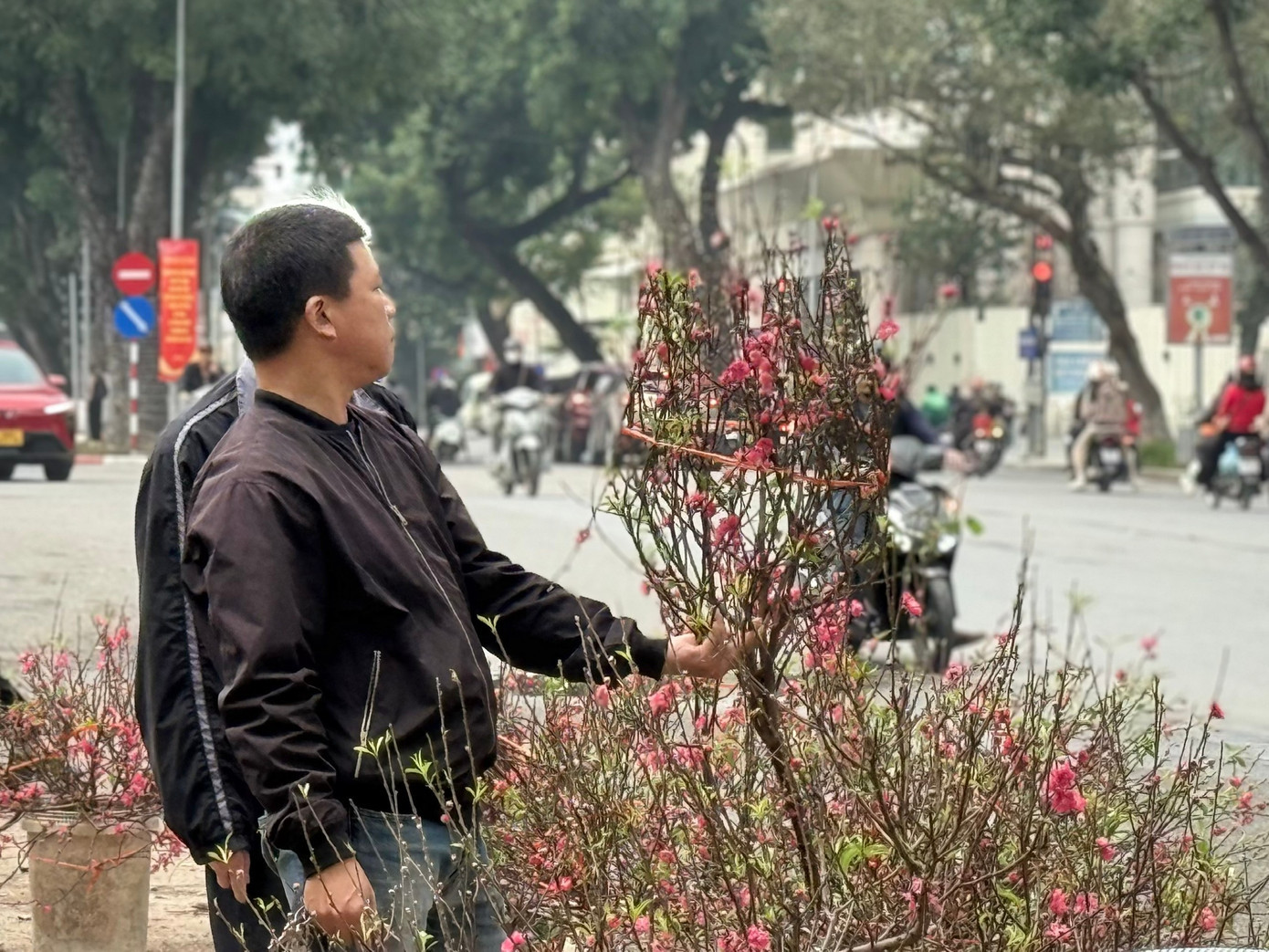 Nhiều người bán hạ giá sâu để xả hàng ngày cuối cùng. faddfdc12feaa1b4f8fb.jpg