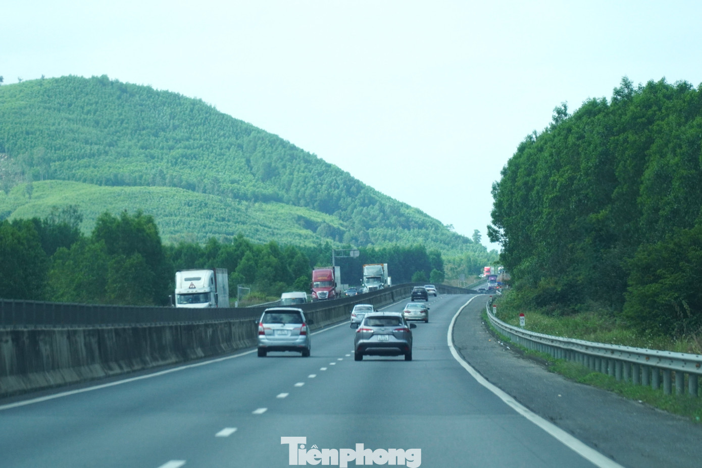 Theo Trung tâm Khai thác vận hành đường cao tốc Đà Nẵng - Quảng Ngãi, từ sau 20 tháng Chạp, lưu lượng xe qua cao tốc bắt đầu tăng cao. Đặc biệt các ngày 23-27 tháng Chạp, lượng xe đông đúc ở cả hai chiều. tp-cao-toc-1.jpg