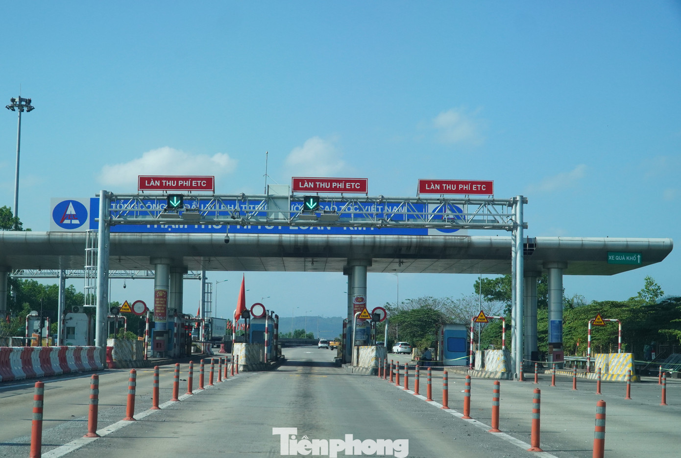 Trạm thu phí ngày cuối năm thong thả vì ít xe cộ qua lại. Hiện tuyến cao tốc này cũng đã bố trí trạm dừng nghỉ tại km 96+100 (xã Núi Thành, thành phố Đà Nẵng). tp-cao-toc-10.jpg