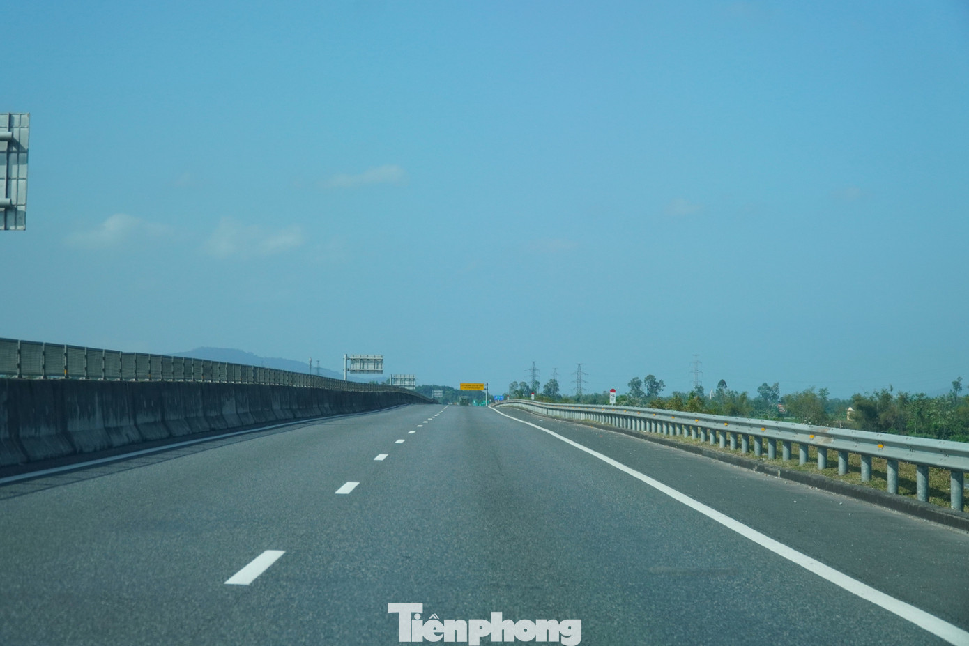 Nhiều thời điểm tuyến đường vắng hoe. Anh Nguyễn Phúc Hạnh (phường Sơn Trà, thành phố Đà Nẵng ) cho hay anh đi từ đầu tuyến và khá bất ngờ khi thấy xe cộ vắng vẻ. Cao tốc Đà Nẵng - Quảng Ngãi dài gần 140 km, đi qua địa phận tỉnh Quảng Ngãi và thành phố Đà Nẵng, kết nối với cao tốc Túy Loan - La Sơn - Cam Lộ, ra tới Quảng Trị. tp-cao-toc-5.jpg