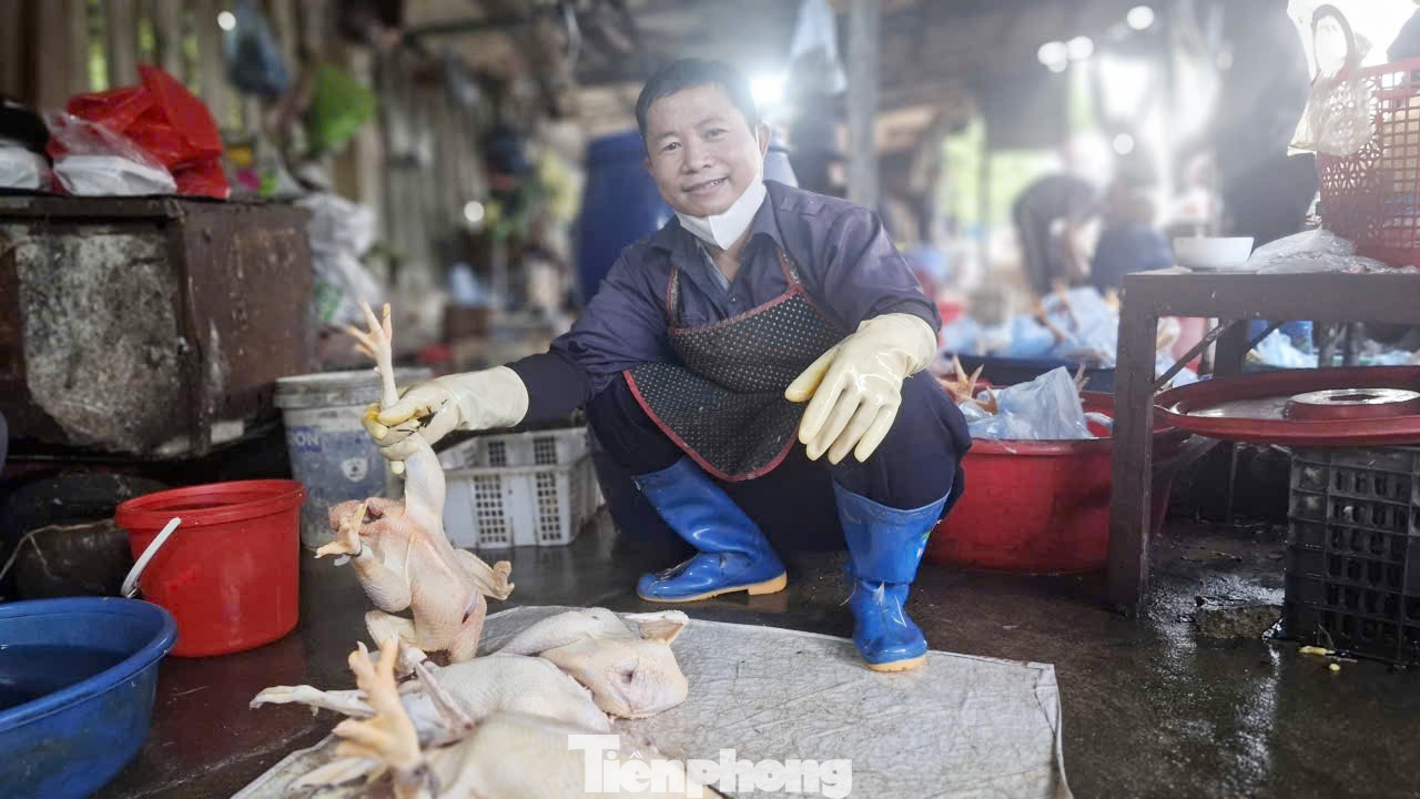 Những ngày cận Tết, anh Hợp và nhóm thợ thịt gà thuê làm việc không nghỉ tay. Ảnh: Nguyễn Thắng tp-g4.jpg