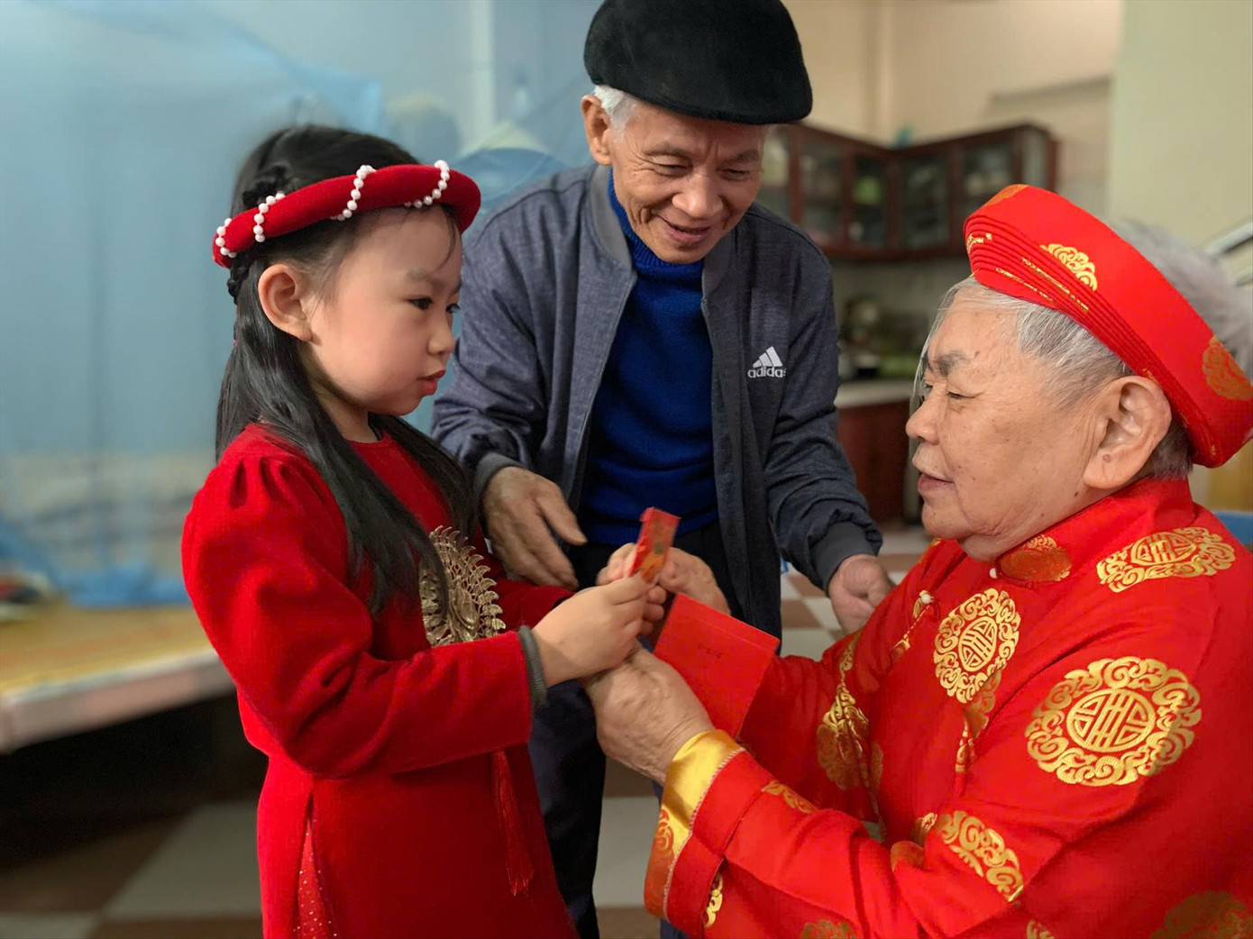 Nhận lì xì từ gia đình, người thân, bạn bè, đồng nghiệp, không phải đóng thuế. Lì xì Tết.jpg