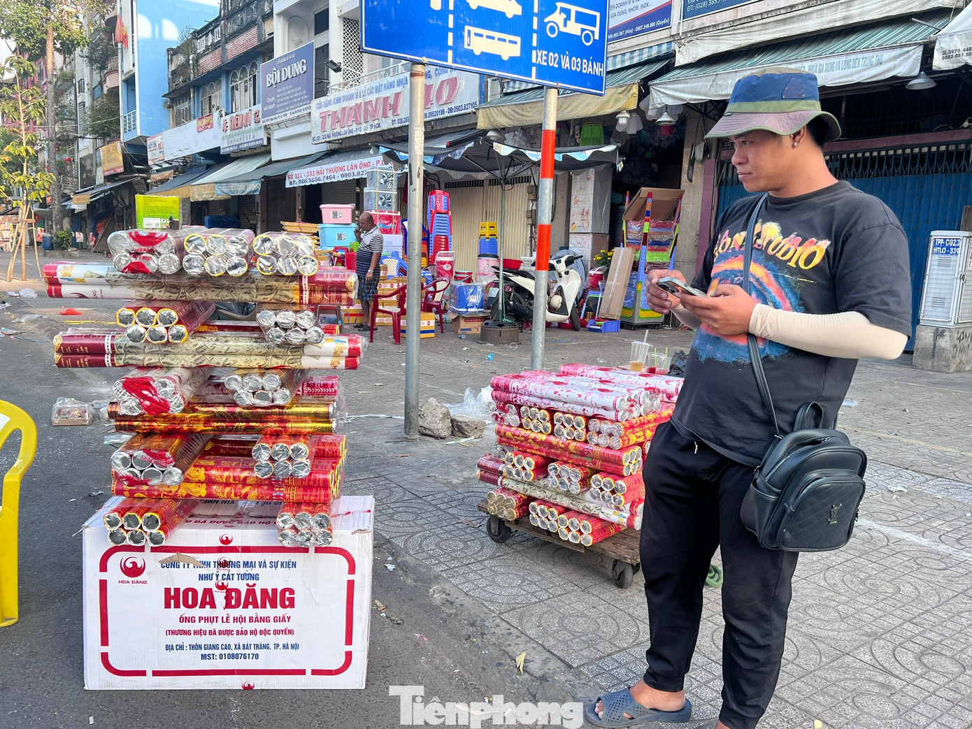 Tiểu thương chuẩn bị lượng pháo hoa lớn chờ đón khách tp-phao-hoa-uyen-phuong-6.jpg