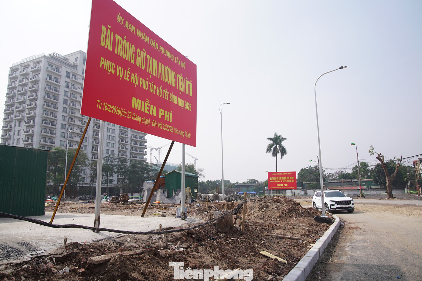 Điểm trông xe miễn phí phục vụ người dân đến lễ hội Phủ Tây Hồ dịp Tết Nguyên đán tp-tm09691.jpg