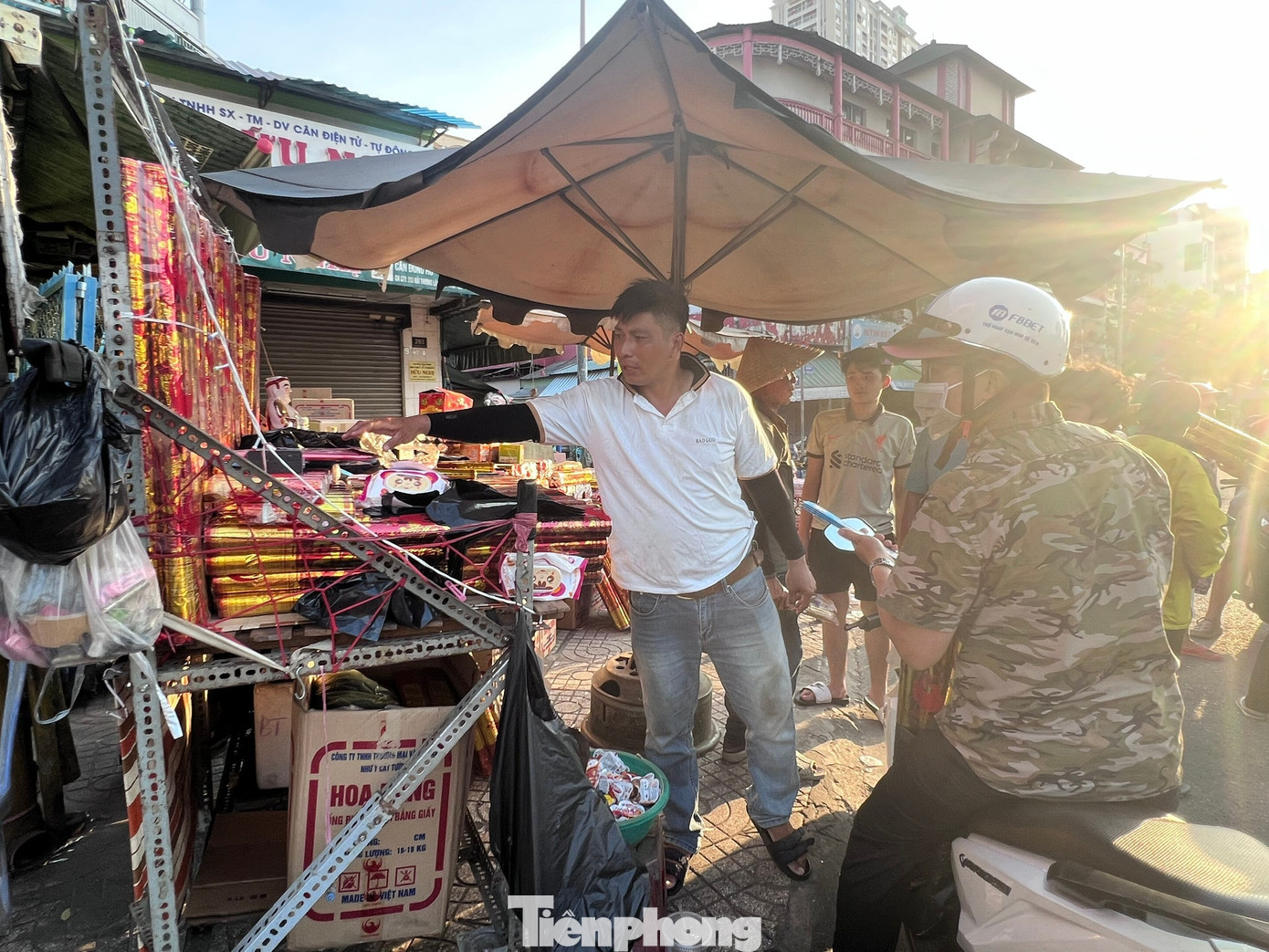 Các tiểu thương cho biết sẽ bán đến nửa đêm để phục vụ nhu cầu của khách hàng tp-phao-hoa-uyen-phuong-7.jpg