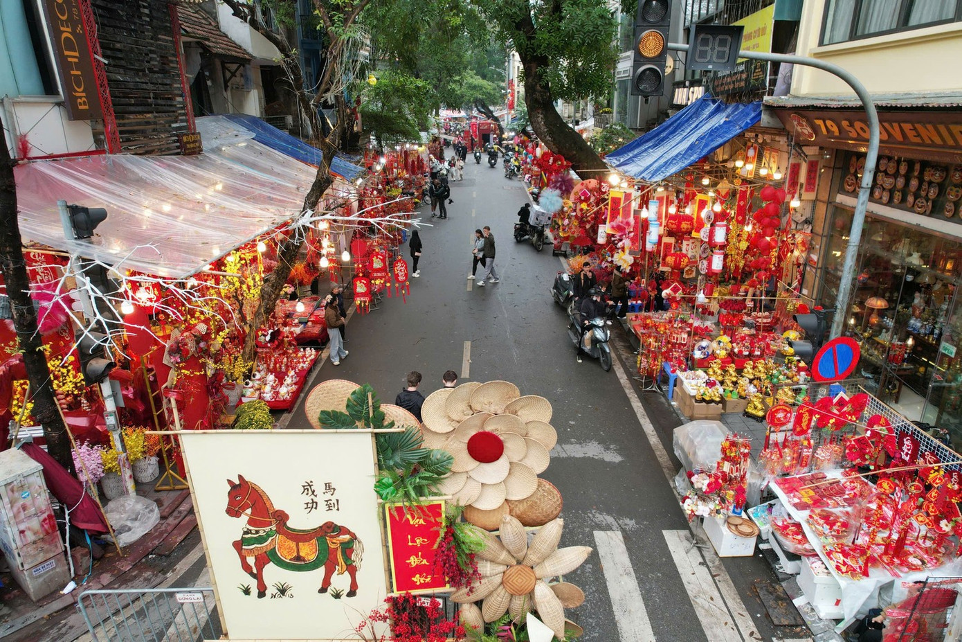 Chợ hoa Xuân phố cổ Hàng Lược 2026 nhìn từ trên cao. image-3.jpg