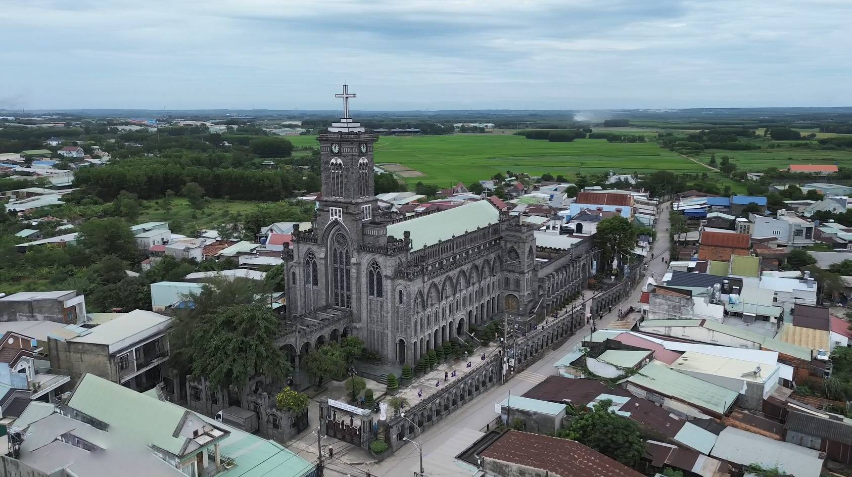 Tỉnh rộng nhất miền Nam sở hữu nhà thờ đá đặc biệt, kiến trúc đậm chất châu Âu- Ảnh 1. Tỉnh rộng nhất miền Nam sở hữu nhà thờ đá đặc biệt, kiến trúc đậm chất châu Âu- Ảnh 1.