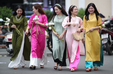 12 con giáp nên mặc đồ màu gì trong năm mới Bính Ngọ 2026?