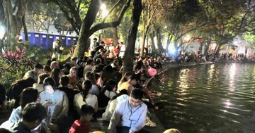 Dòng người đổ về Hồ Gươm