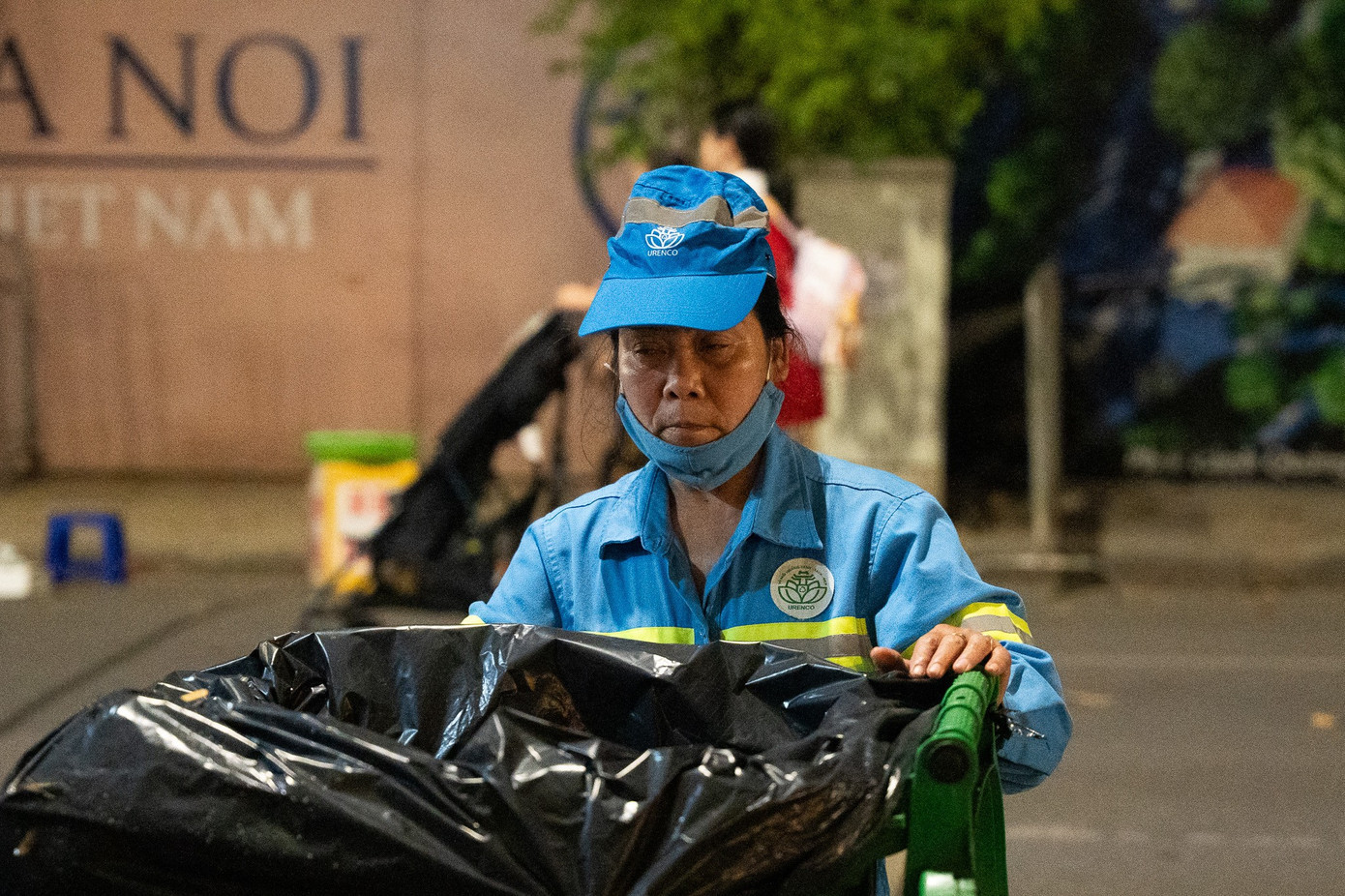 Công tác đảm bảo vệ sinh môi trường tại khu vực hồ Hoàn Kiếm được tăng cường tối đa trong đêm giao thừa, nhằm giữ gìn cảnh quan cho khu vực trung tâm Thủ đô. 03959.jpg