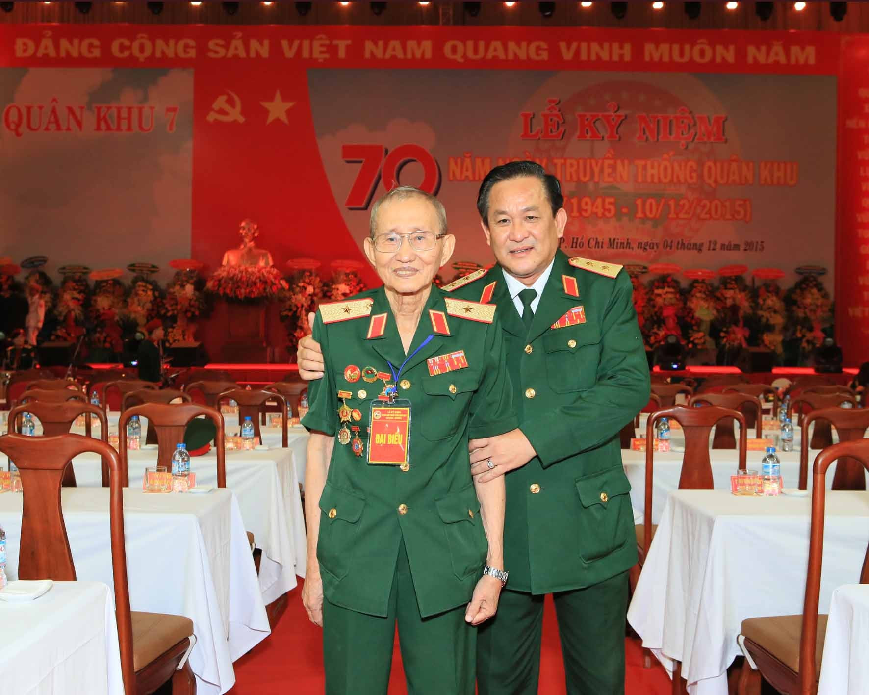 Thiếu tướng Võ Minh Như (bên trái) và con trai