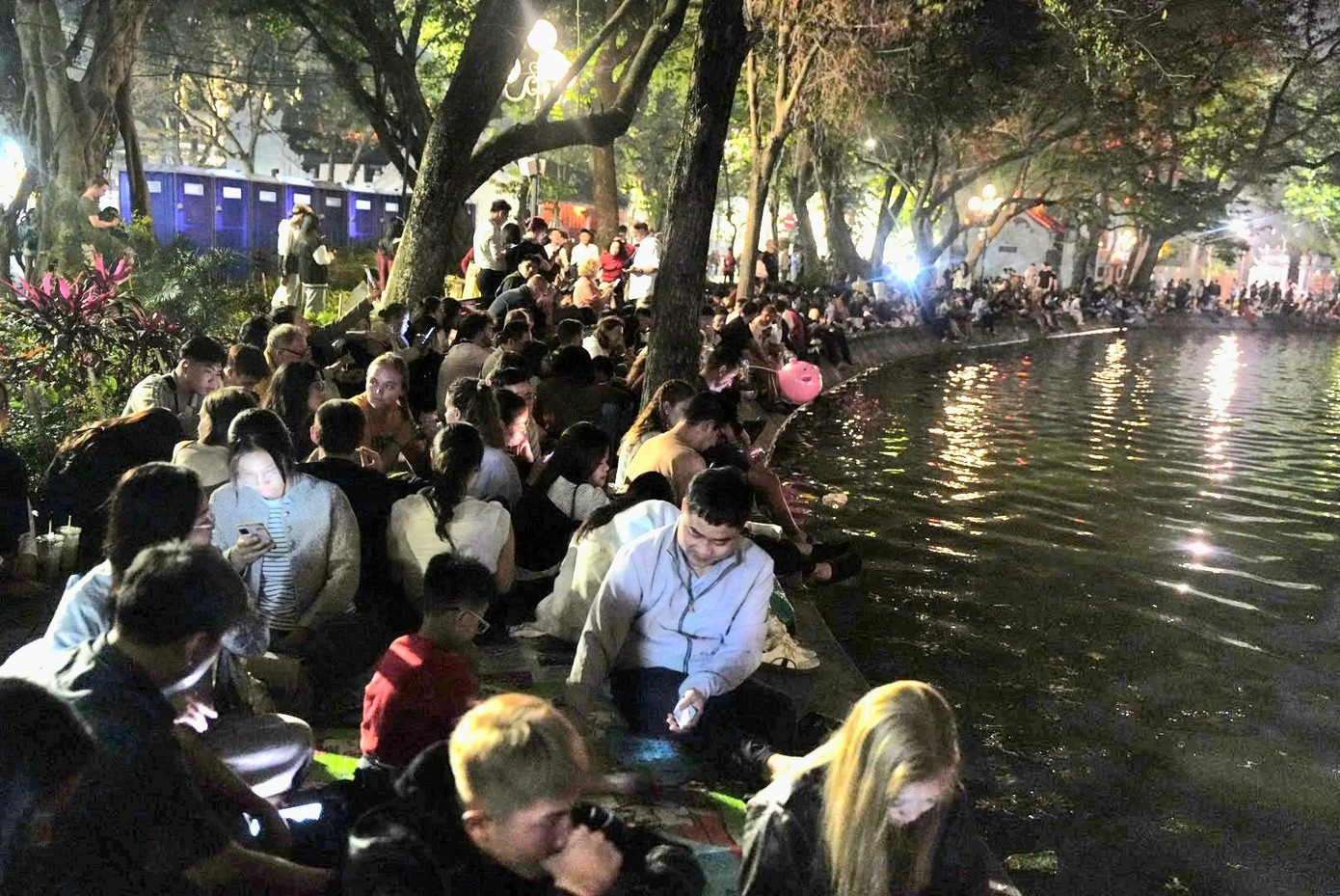 Quanh bờ Hồ không còn một chỗ trống. 1000089652.jpg