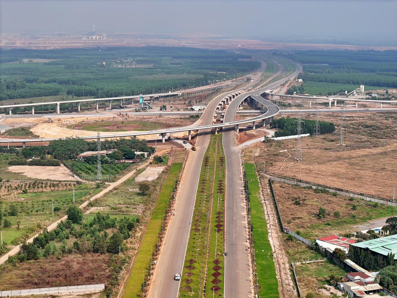 Một trong những đột phá được nhấn mạnh là xây dựng kết cấu hạ tầng kinh tế - xã hội, hạ tầng giao thông. ct-bh-tx-9.jpg
