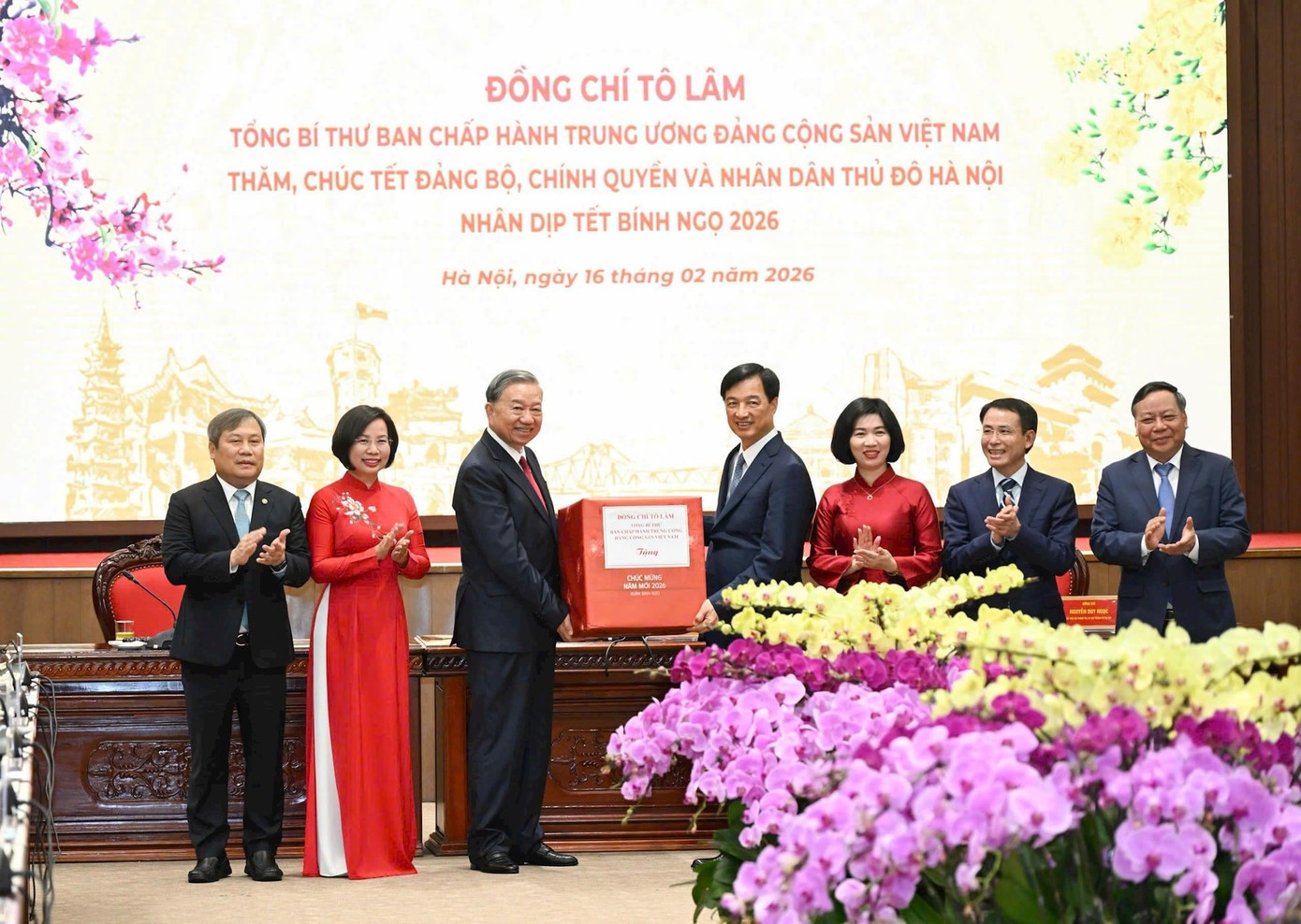 Tổng Bí thư Tô Lâm tặng quà Đảng bộ, chính quyền Thủ đô. Ảnh: <a style='text-decoration: none;' href='/HNM'>HNM</a>. 162-tbt2.jpg