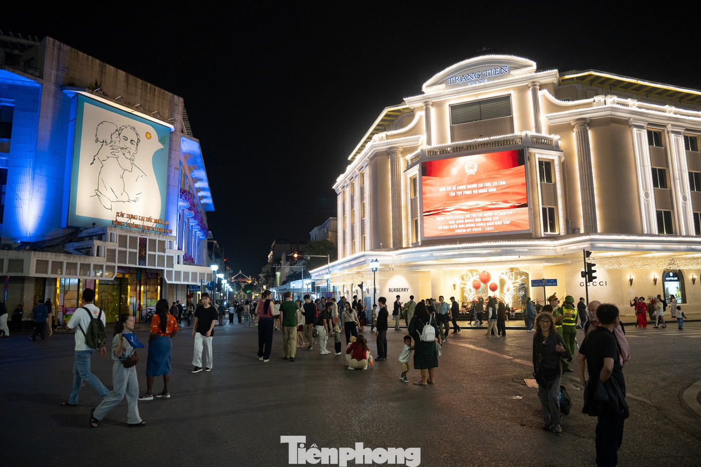 Tối 16/2 (tức 29 tháng Chạp), hàng nghìn người đổ về hồ Hoàn Kiếm chờ đón thời khắc Giao thừa năm Bính Ngọ 2026. tp-tch03895.jpg