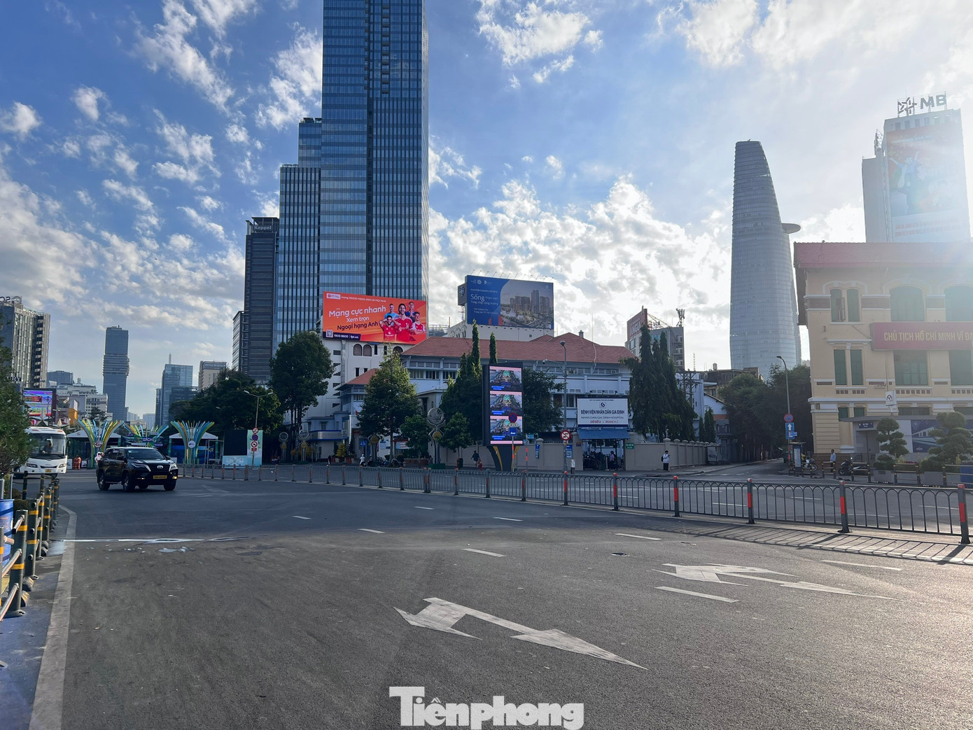 Khu vực trước chợ Bến Thành yên ả trong nắng sớm tp-duong-pho-uyen-phuong-2.jpg