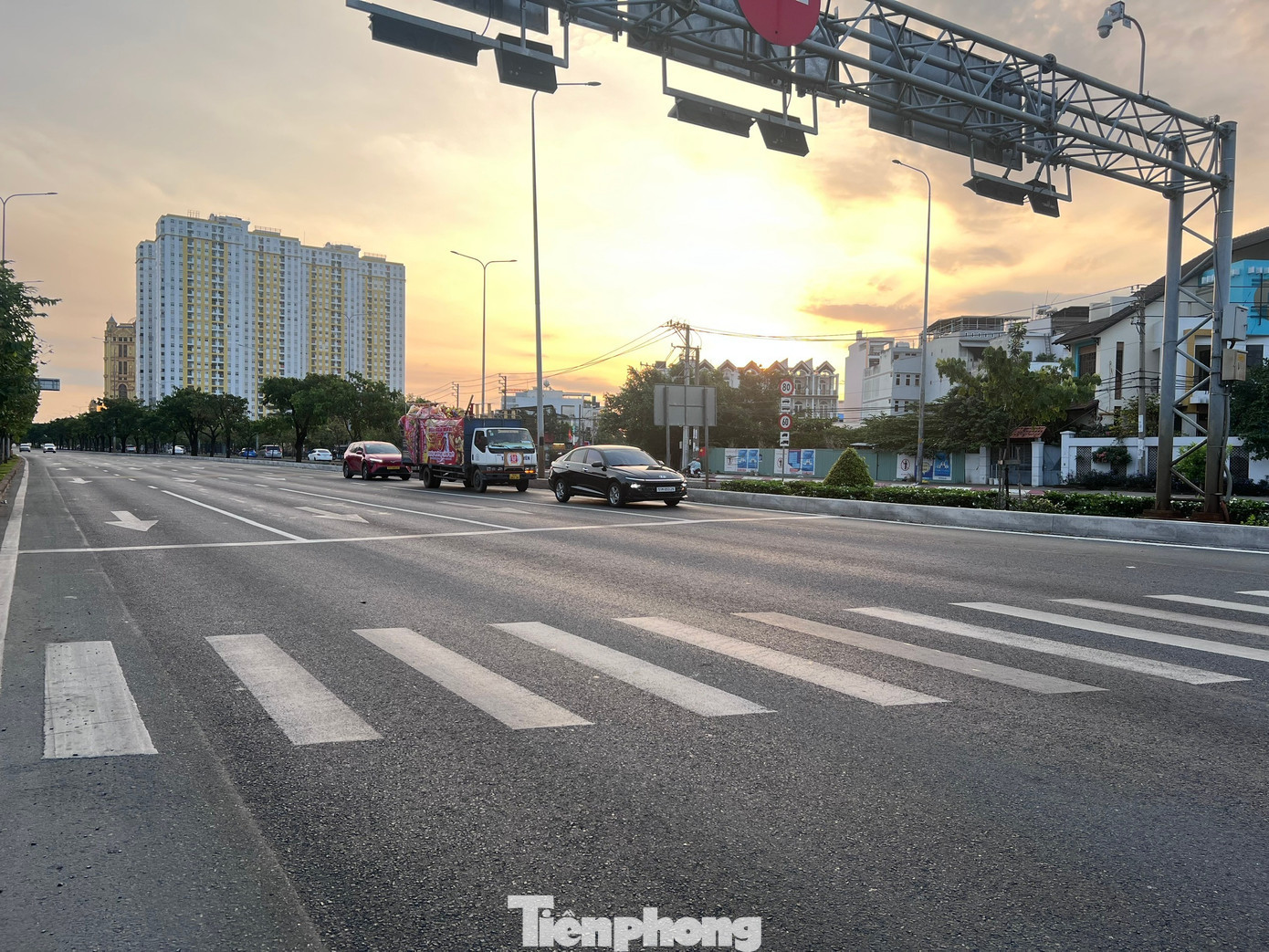 Đường Võ Văn Kiệt bình yên trong nắng sớm tp-duong-pho-uyen-phuong-9.jpg
