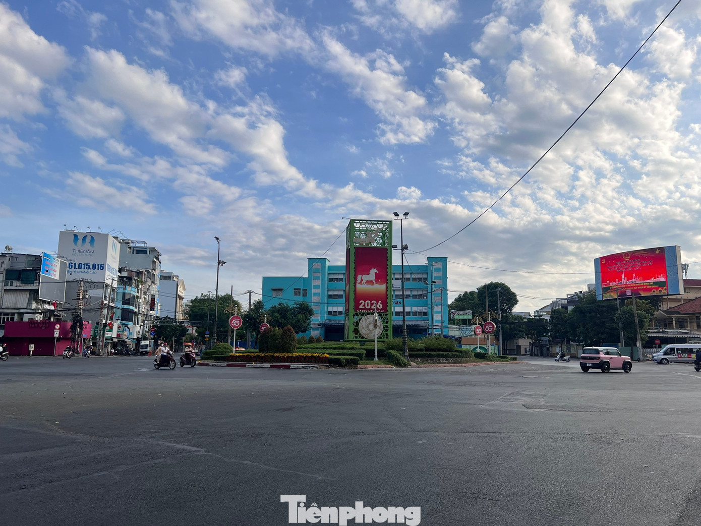 Nhịp sống của thành phố dường như chậm hơn. Người dân có cơ hội tận hưởng không khí Tết yên bình. tp-duong-pho-uyen-phuong-18.jpg