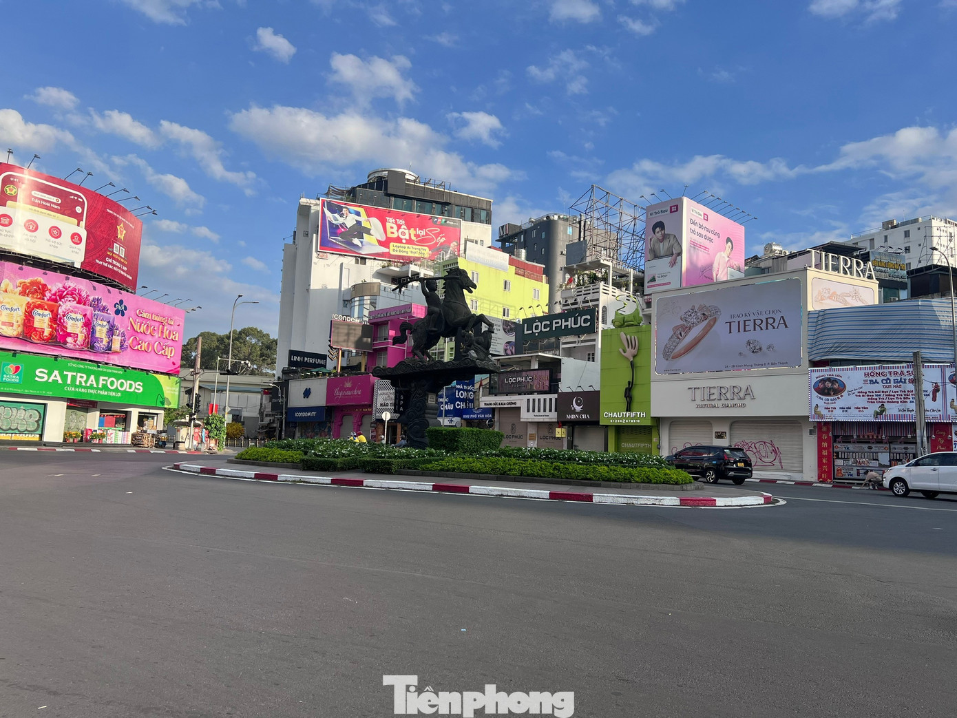 Ngày 17/1 (mùng 1 Tết), các tuyến đường trục chính dẫn vào trung tâm quận 1 như Lê Lợi, Tôn Đức Thắng, Trần Hưng Đạo... thoáng đãng. Ngã sáu Phù Đổng Thiên Vương rộng thênh thang tp-duong-pho-uyen-phuong-19.jpg