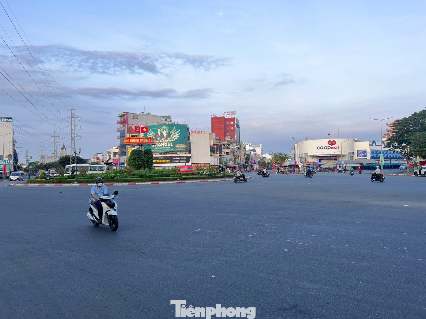 Không còn những dòng xe chen chúc, tiếng còi inh ỏi, đường dẫn vào hướng bến xe miền Tây yên tĩnh đến lạ trong sáng Mùng 1 Tết. tp-duong-pho-uyen-phuong-12.jpg